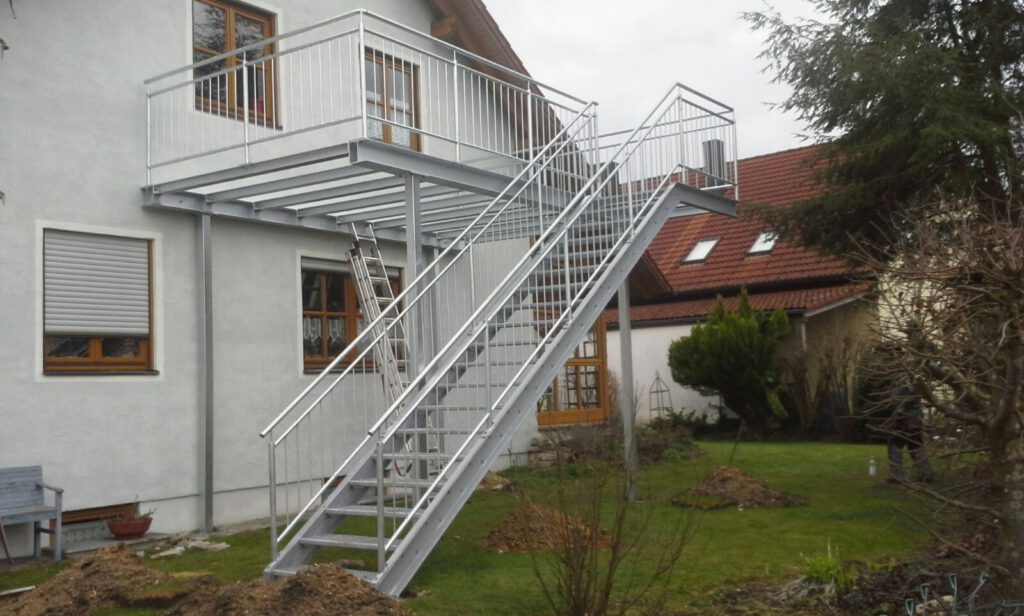 Balkon mit Treppe verzinkt Fuchs Metallbau